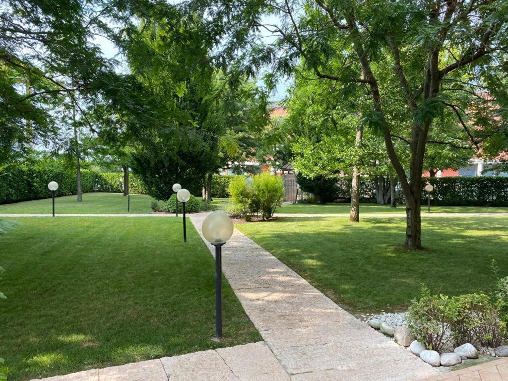 Appartamento Il Faro Con Giardino In Residence Con Piscina Desenzano del Garda Buitenkant foto